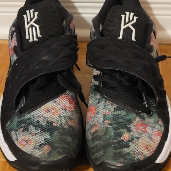 Floral Black Kyrie Nike Basketball Shoes 9.5 - Picture 2 of 4